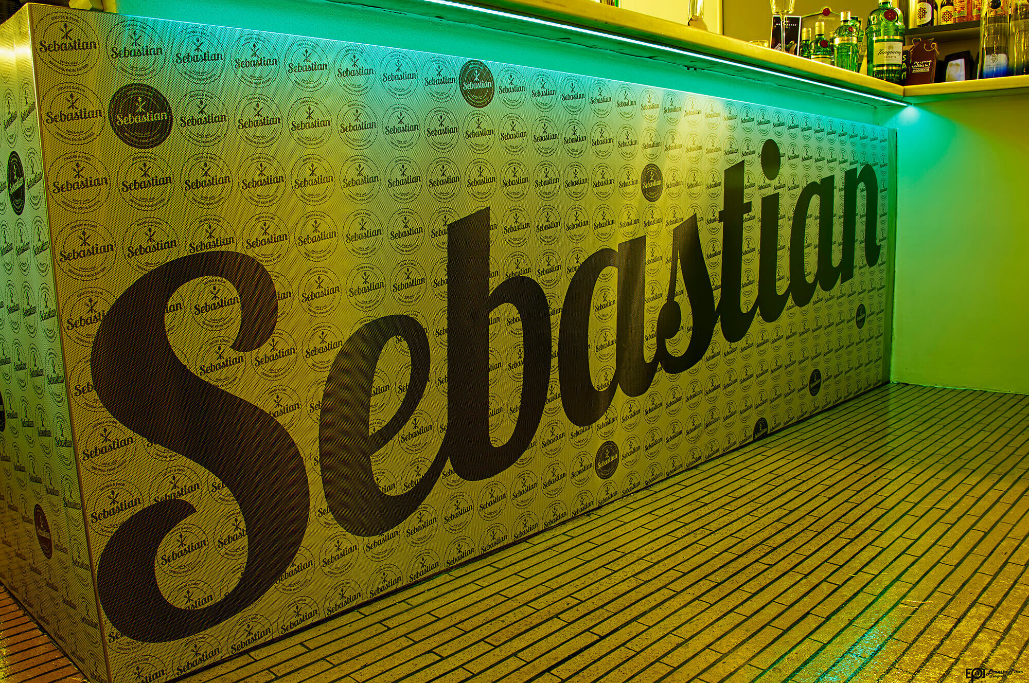 CafÃ© Sebastian Bar - ImpressÃ£o em vinil perfurado | Luis Serra Freelancer